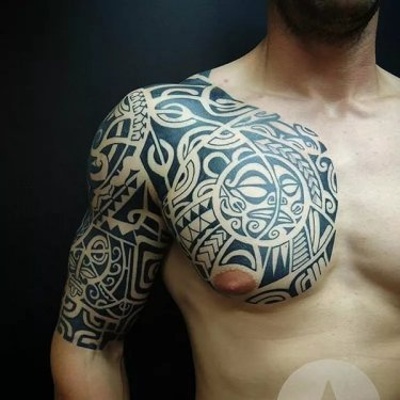  Tatouage maori, polynésien sur la poitrine, l'épaule et l'avant bras